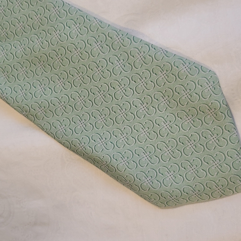 Green fish hook tie by Vineyard Vines